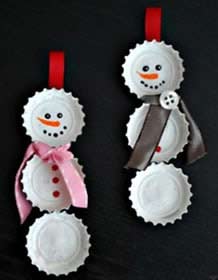 Pupazzi di neve con i tappi