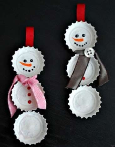 Pupazzi di neve con tappi